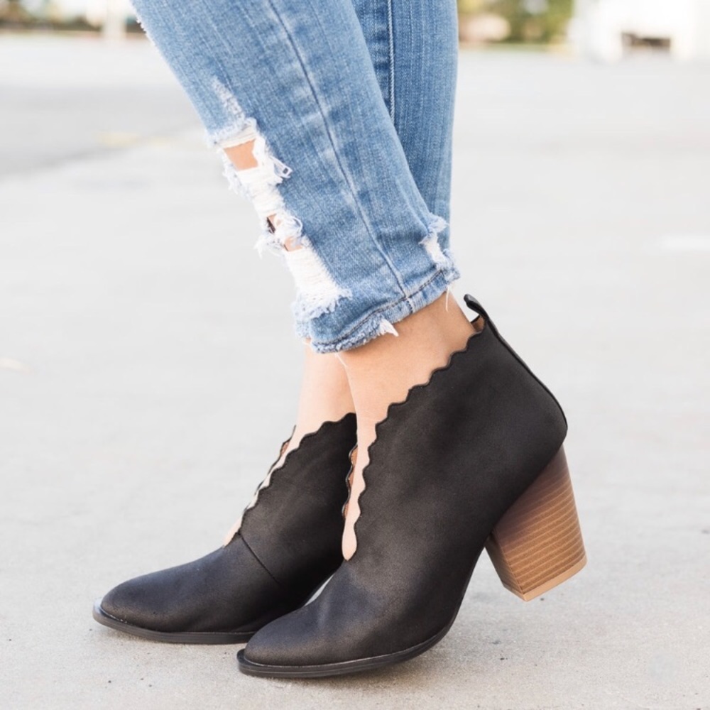 🆕LAST ONE Kira Scalloped Cut Out Booties in Black - Picture 3 of 3